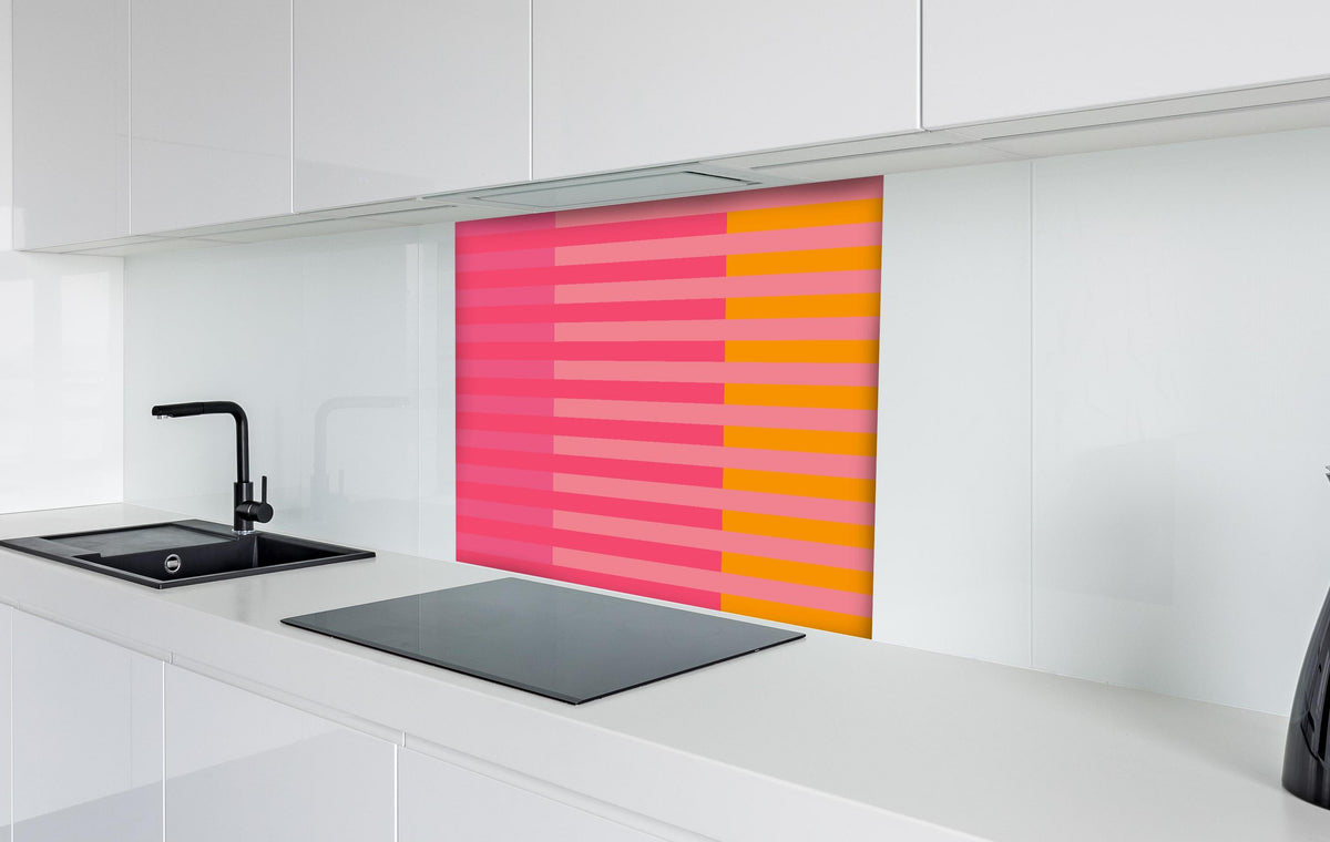 Spritzschutz - The Oranges - Multy Stripes - Raspberry hinter einem Cerankochfeld zwischen Holz-Kochutensilien