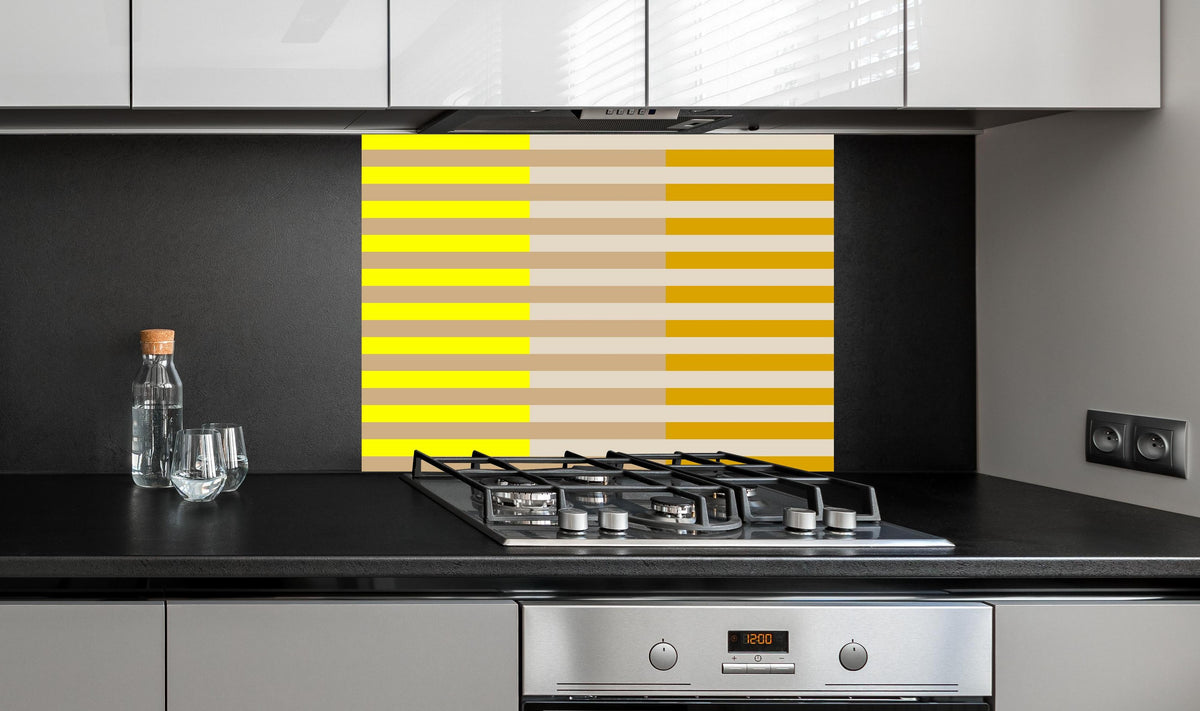 Spritzschutz - The Yellows - Multy Stripes - Buttercup hinter einem Cerankochfeld zwischen Holz-Kochutensilien