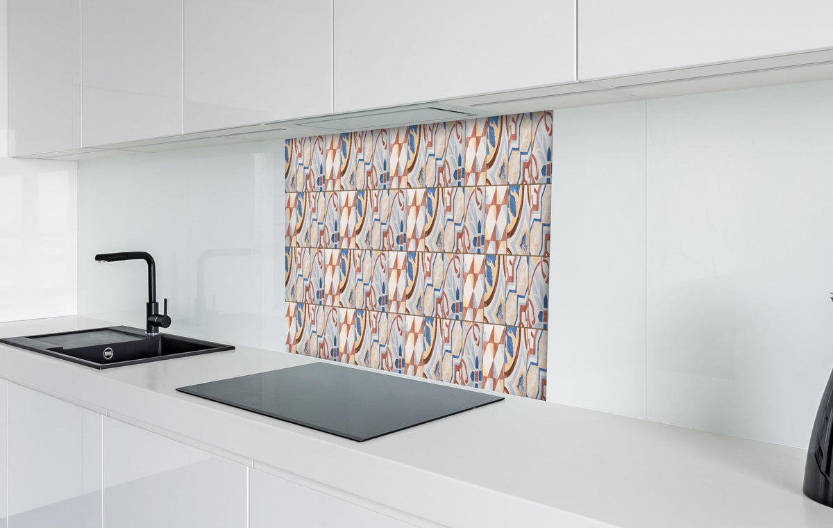 Spritzschutz - Vintage Zement Fliesen hinter einem Cerankochfeld zwischen Holz-Kochutensilien