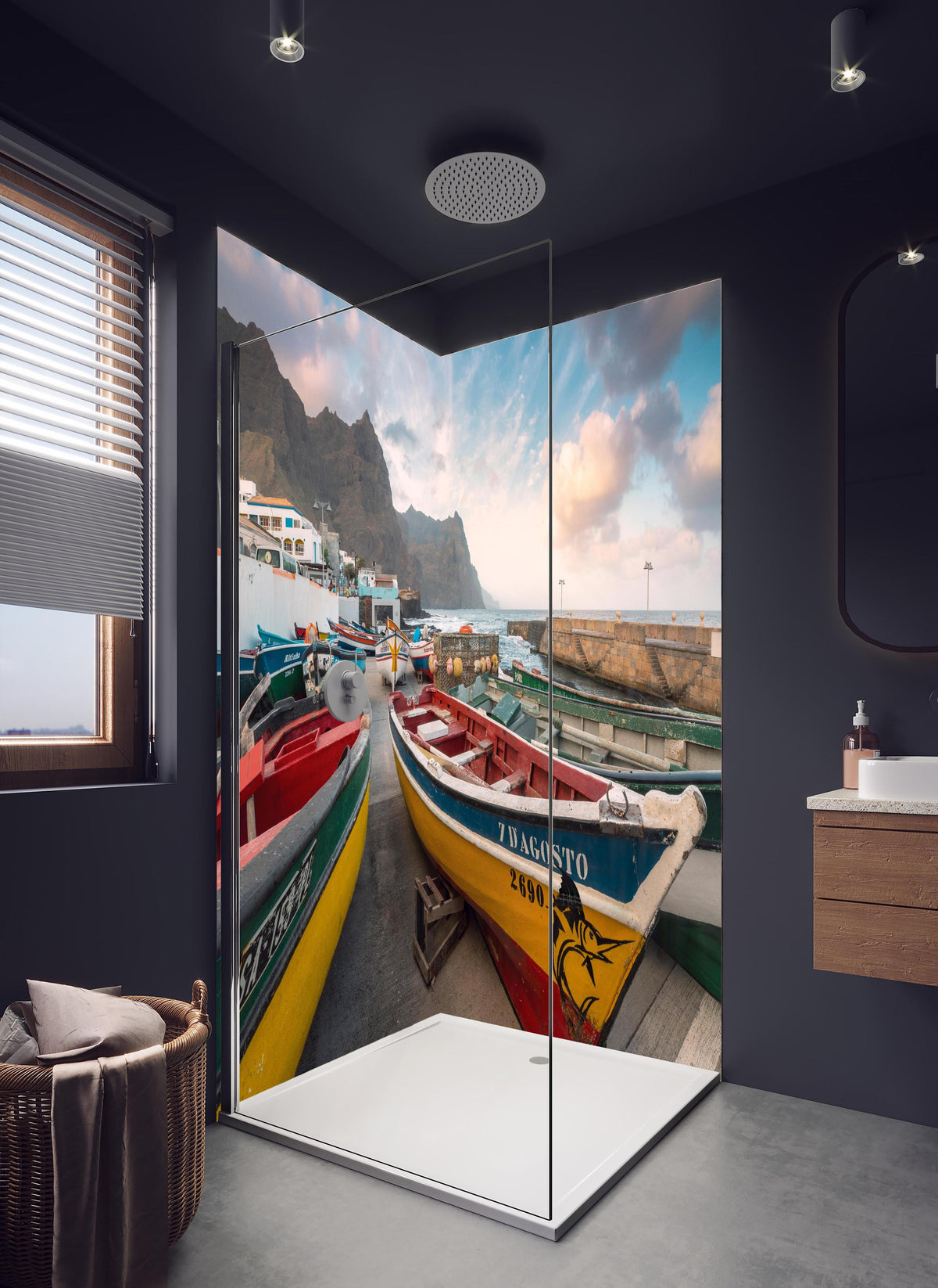 Duschrückwand - Bunte Boote am Strand in hellem Badezimmer mit Regenduschkopf  - zweiteilige Eck-Duschrückwand