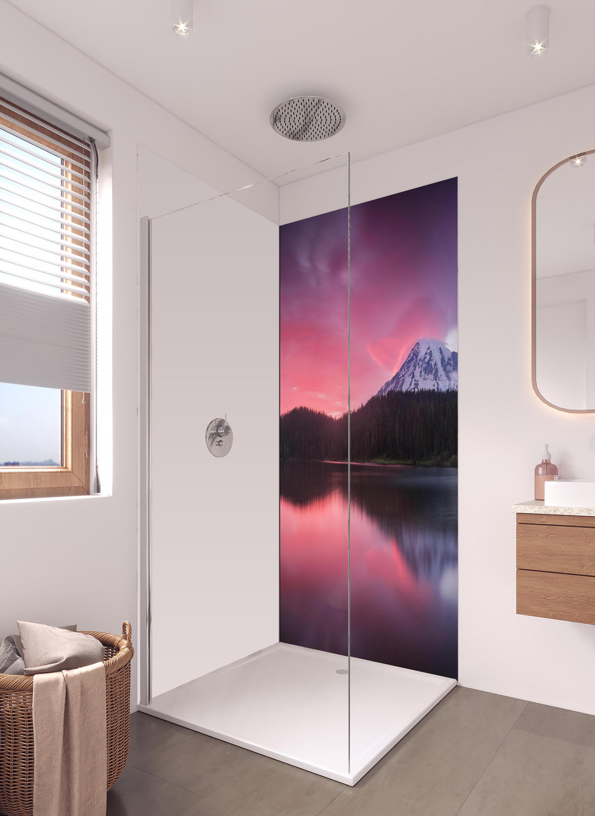 Duschrückwand - Aussicht auf den Mount Rainier in hellem Badezimmer mit Regenduschkopf - einteilige Duschrückwand