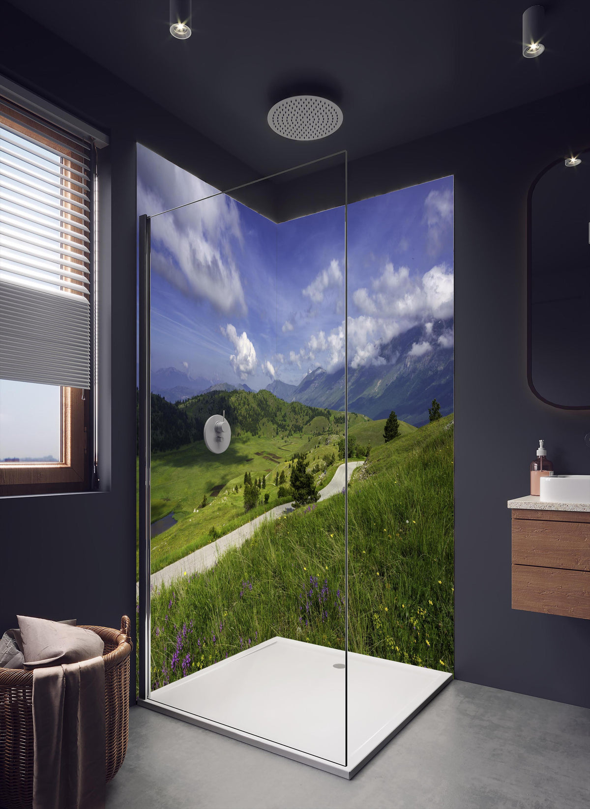 Duschrückwand - Berglandschaft - Berglandschaft - Naturpark Gran Sasso in dunklem Badezimmer mit Regenduschkopf
