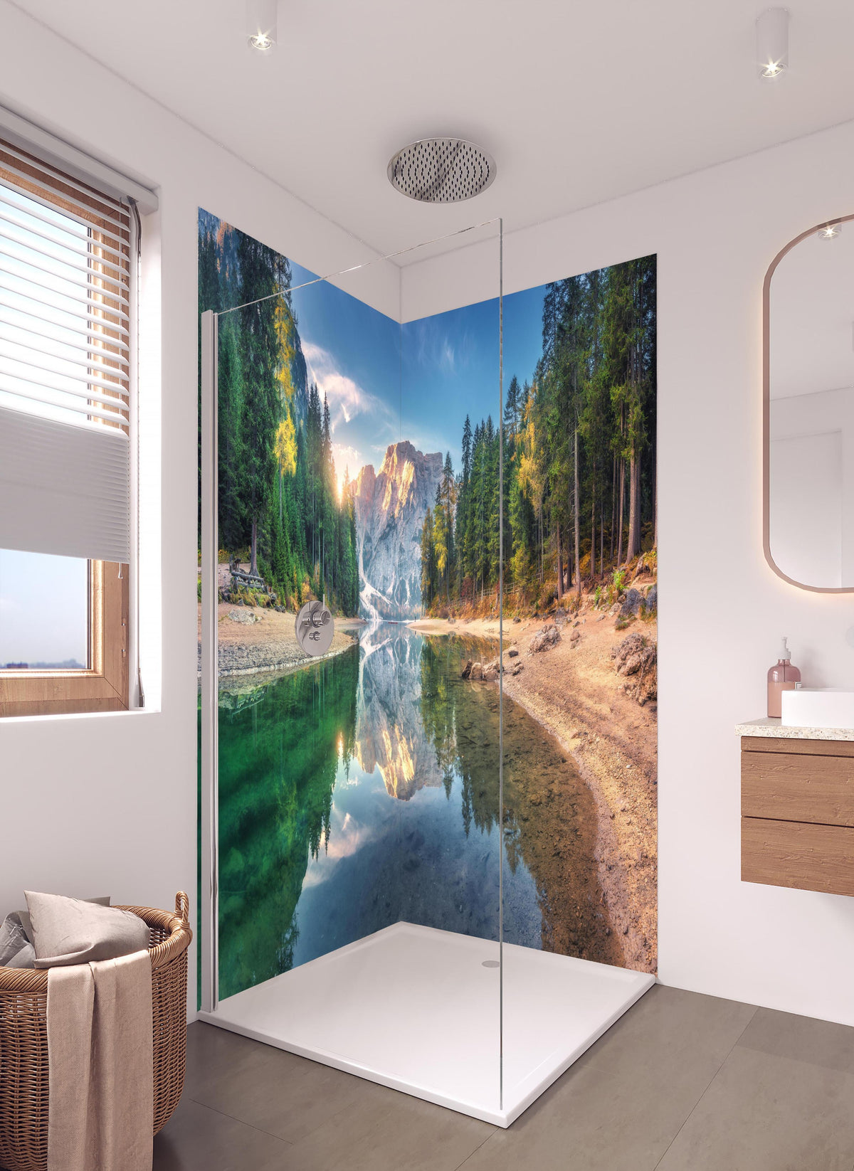 Duschrückwand - Erstaunlicher Pragser Wildsee bei Sonnenaufgang in hellem Badezimmer mit Regenduschkopf  - zweiteilige Eck-Duschrückwand