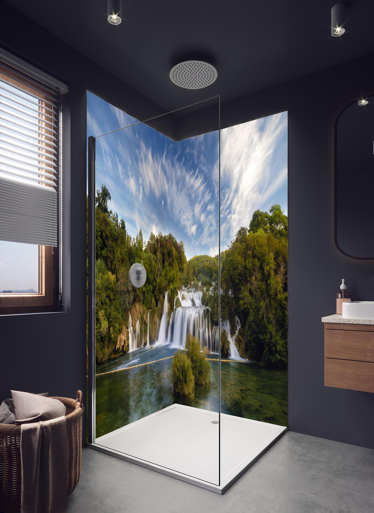 Duschrückwand - Krka-Nationalpark-Panorama in dunklem Badezimmer mit Regenduschkopf
