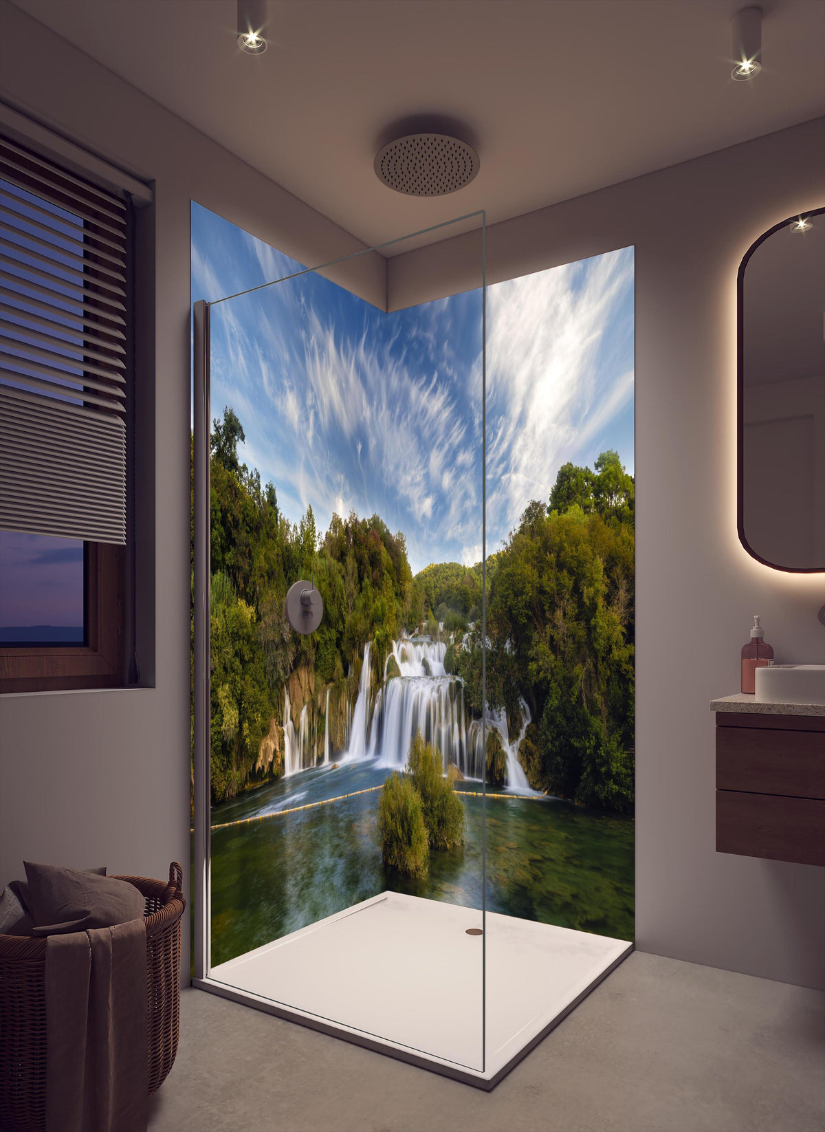 Duschrückwand - Krka-Nationalpark-Panorama in cremefarbenem Badezimmer mit Regenduschkopf