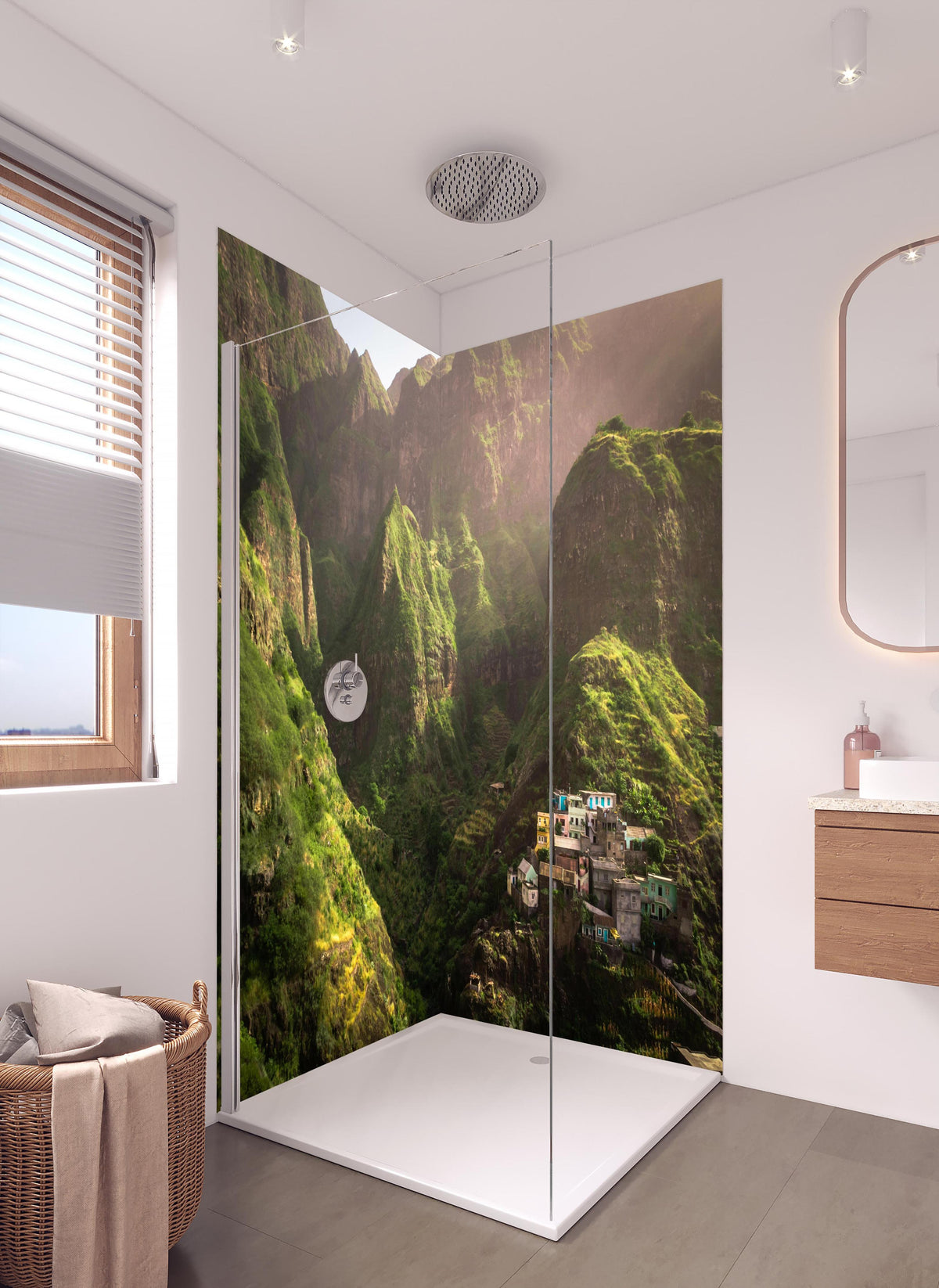 Duschrückwand - Luftaufnahme von Fontainhas - Kabo Verde in hellem Badezimmer mit Regenduschkopf  - zweiteilige Eck-Duschrückwand