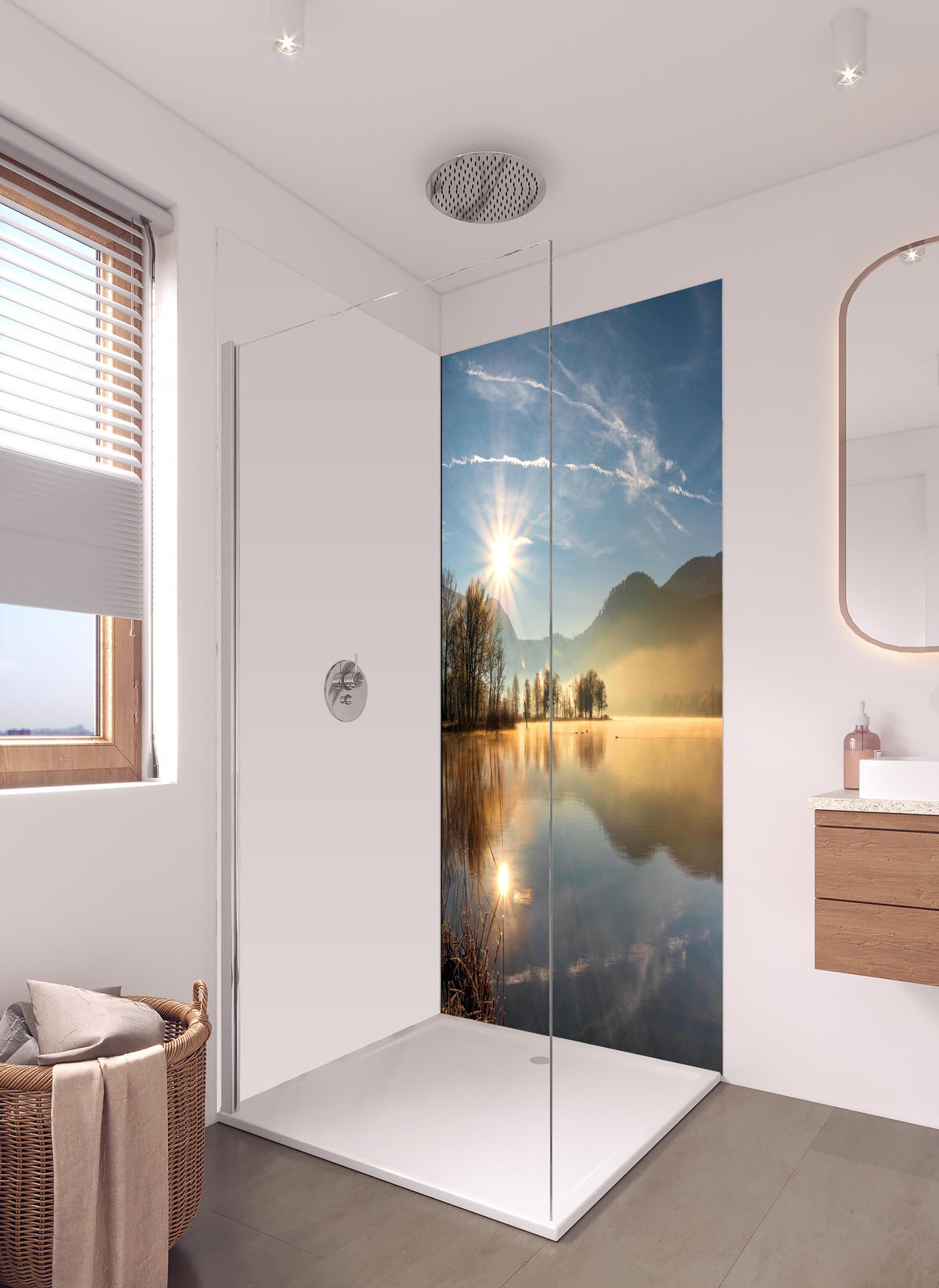 Duschrückwand - Morgensonnenblick auf den Bayerischen Kochelsee in hellem Badezimmer mit Regenduschkopf - einteilige Duschrückwand