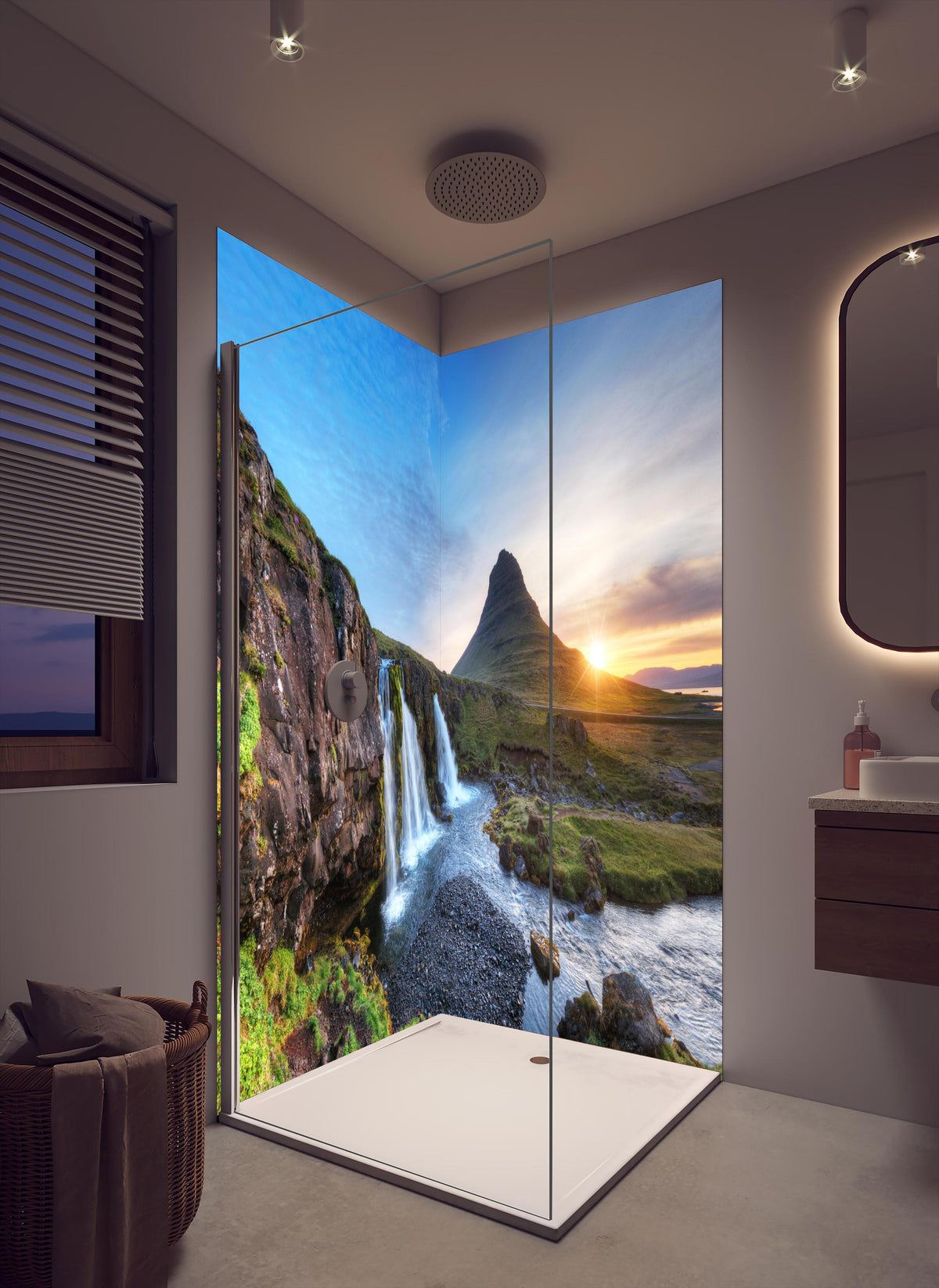 Duschrückwand - Wasserfall bei Sonnenuntergang in cremefarbenem Badezimmer mit Regenduschkopf