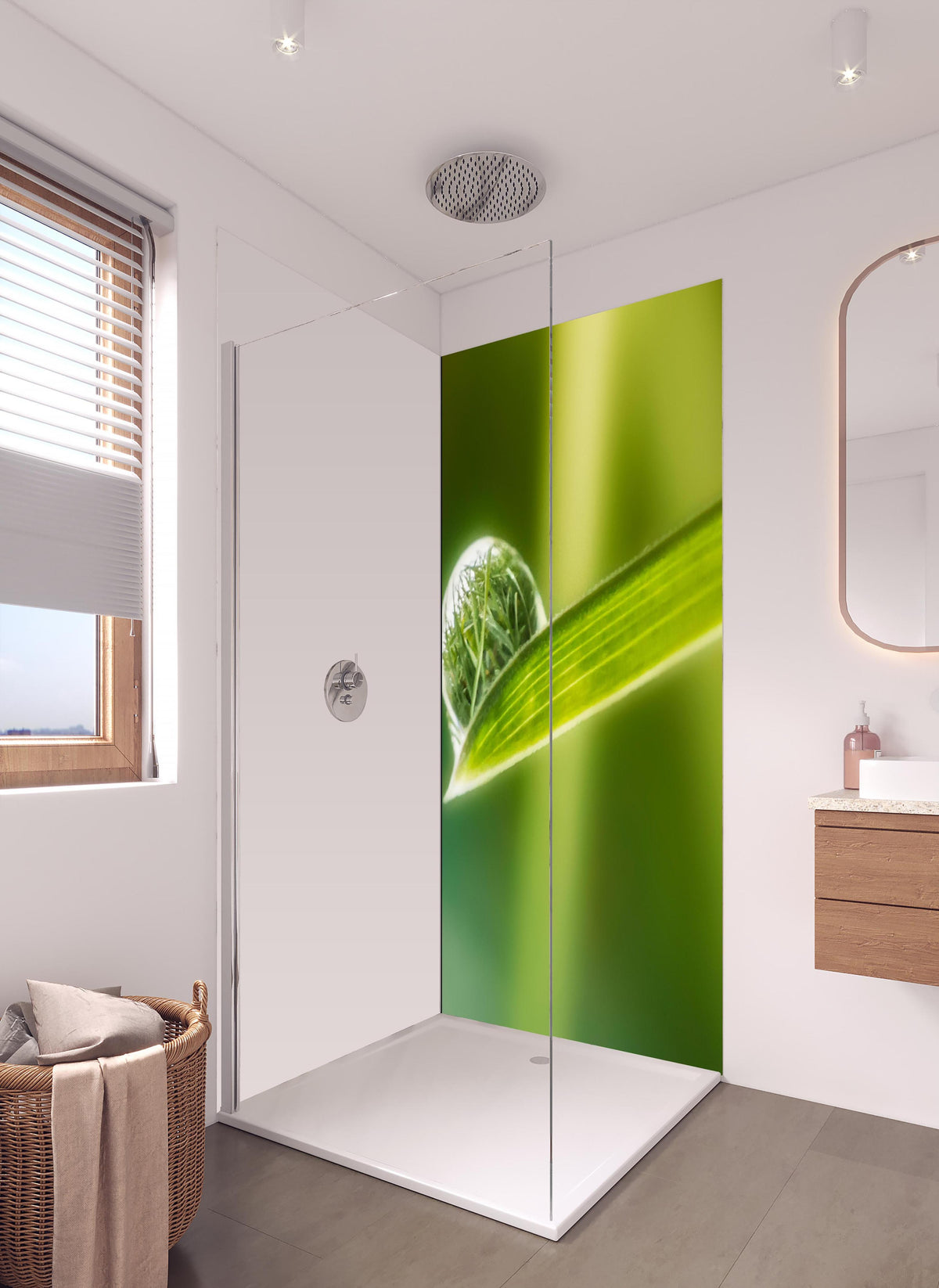 Duschrückwand - Wassertropfen in hellem Badezimmer mit Regenduschkopf - einteilige Duschrückwand