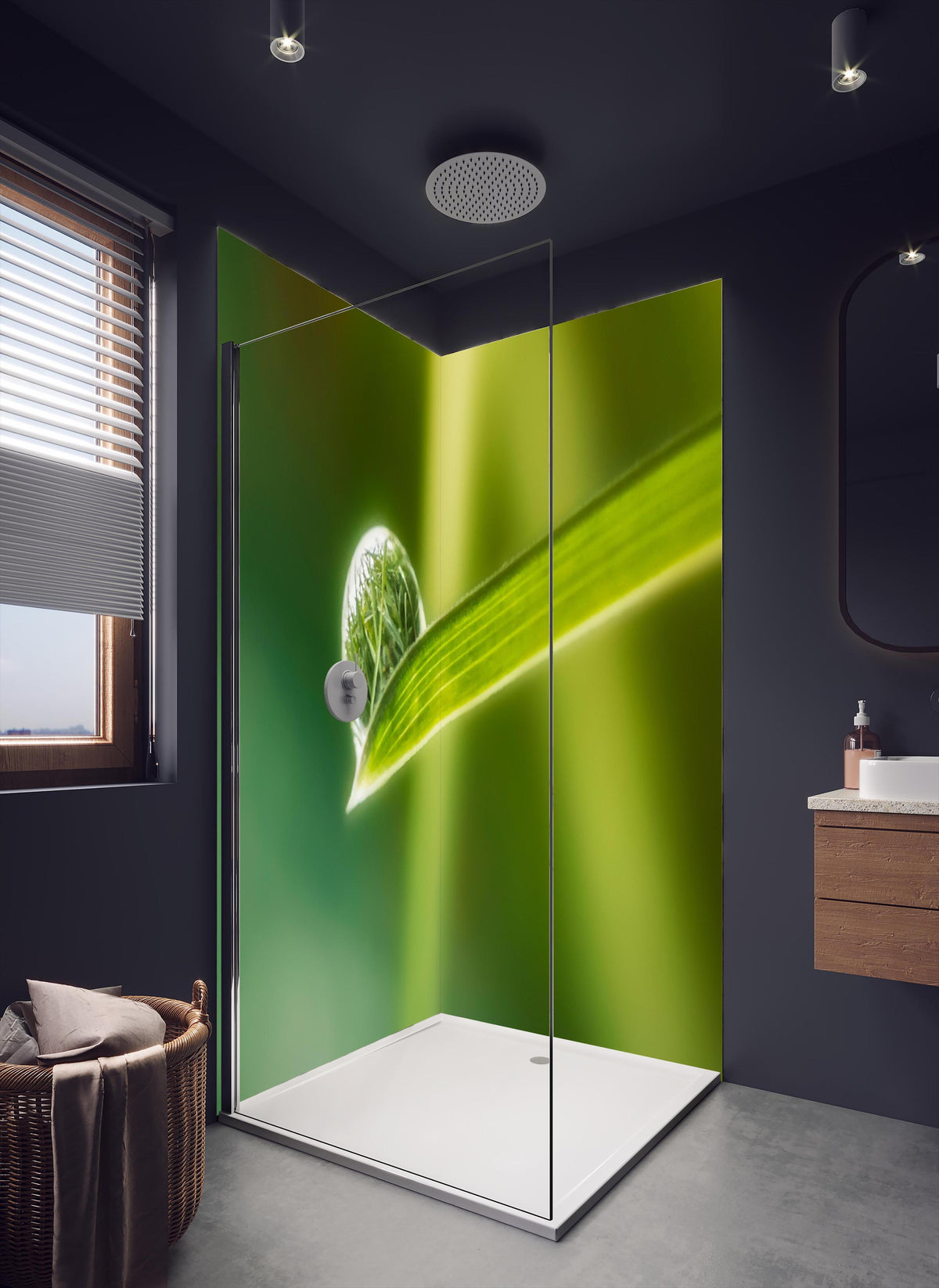 Duschrückwand - Wassertropfen in dunklem Badezimmer mit Regenduschkopf