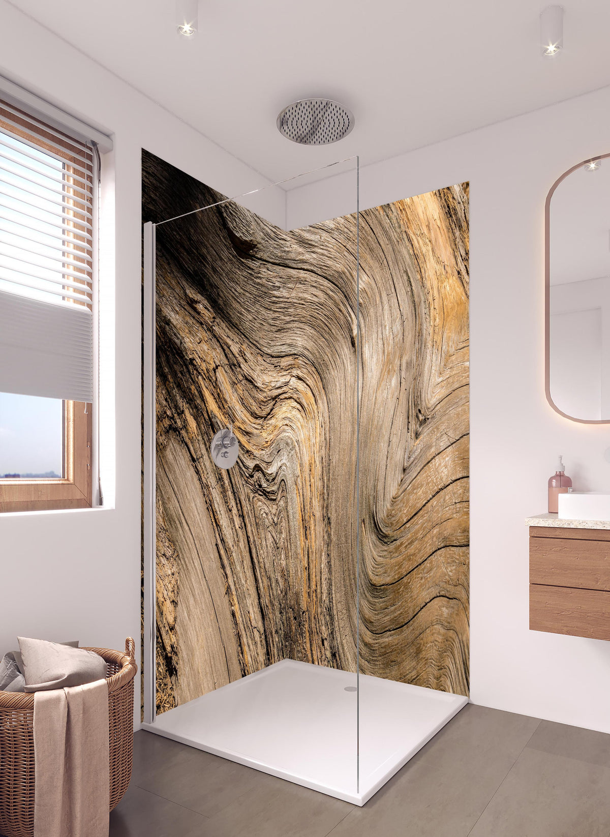 Duschrückwand - Geschwungenes Naturholz in hellem Badezimmer mit Regenduschkopf  - zweiteilige Eck-Duschrückwand