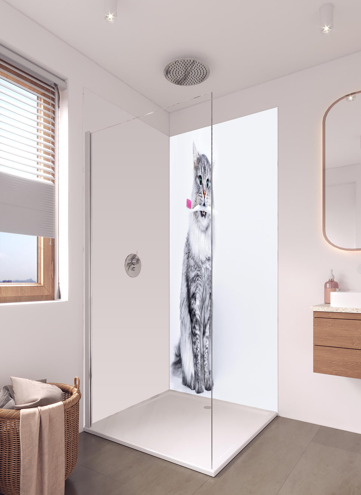 Duschrückwand - Lustige Katze mit Zahnbürste in hellem Badezimmer mit Regenduschkopf  - zweiteilige Eck-Duschrückwand