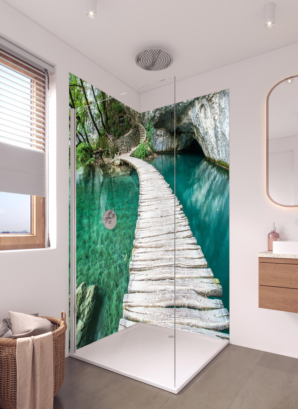 Duschrückwand - Plitvicer Brücke in Kroatien in hellem Badezimmer mit Regenduschkopf  - zweiteilige Eck-Duschrückwand