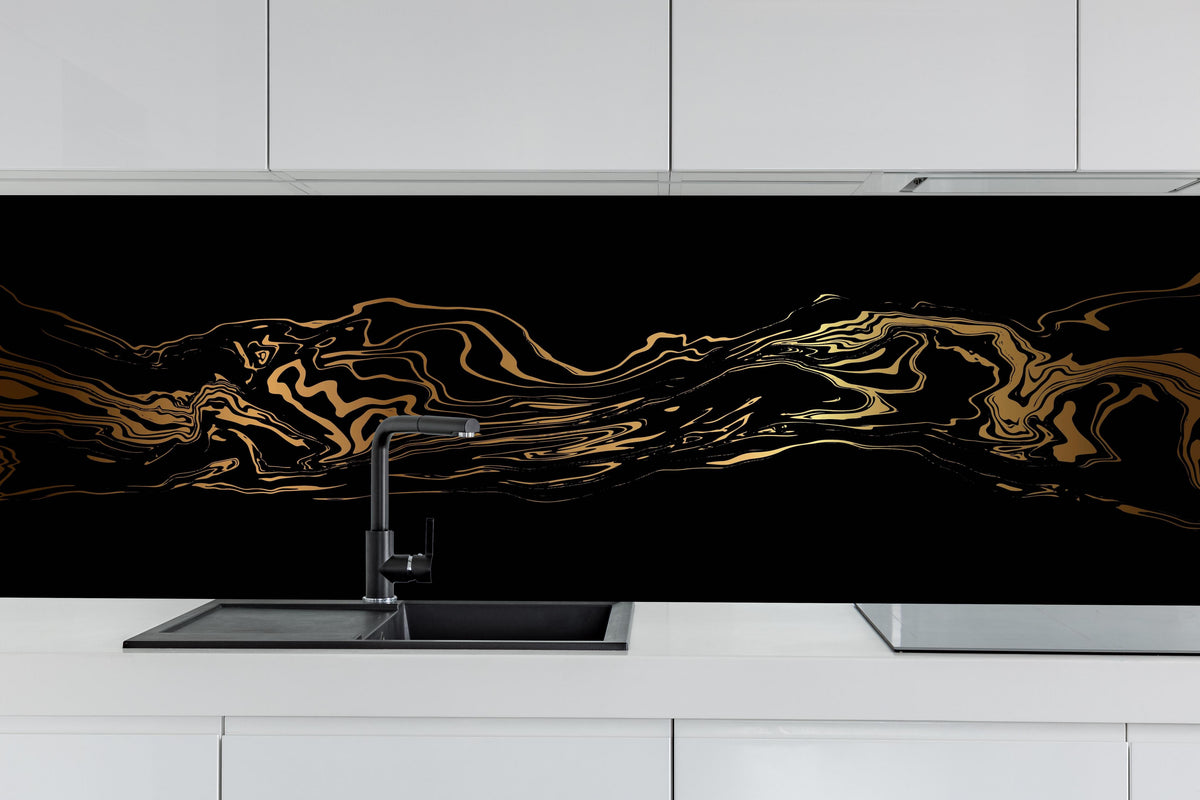 Küche - Abstrakte Gold-Schwarz-Textur hinter weißen Hochglanz-Küchenregalen und schwarzem Wasserhahn
