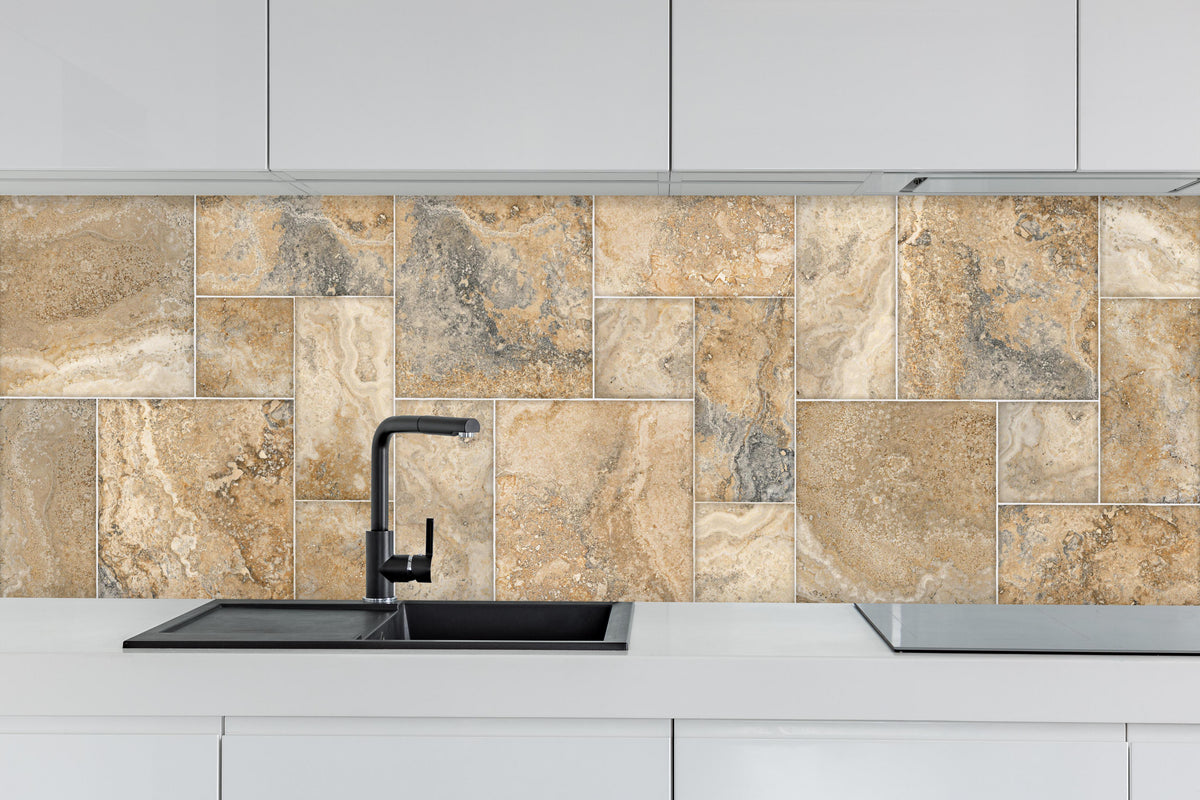Küche - Beige Wandtextur aus Natursteinblöcken hinter weißen Hochglanz-Küchenregalen und schwarzem Wasserhahn