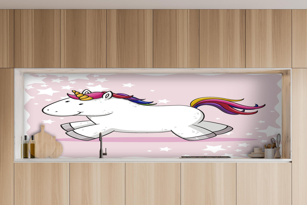 Küche - Buntes Einhorn Plüschtier Design hinter weißen Hochglanz-Küchenregalen und schwarzem Wasserhahn