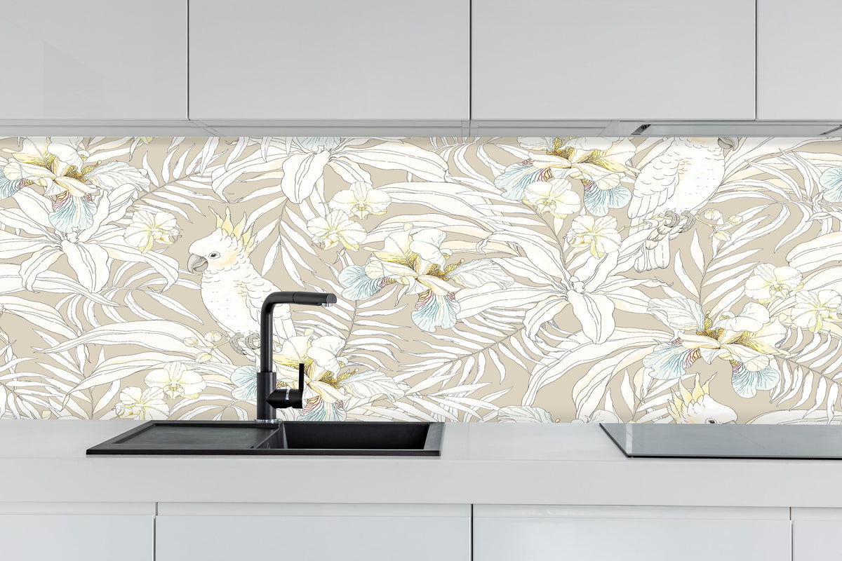 Küche - Elegantes Kakadu-Blumenmuster in Pastellfarben hinter weißen Hochglanz-Küchenregalen und schwarzem Wasserhahn