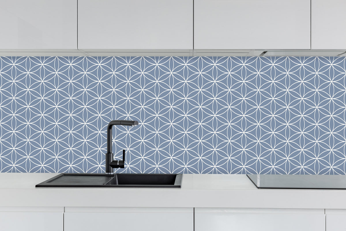 Küche - Geometrica Fiori Azzurro polvere hinter weißen Hochglanz-Küchenregalen und schwarzem Wasserhahn