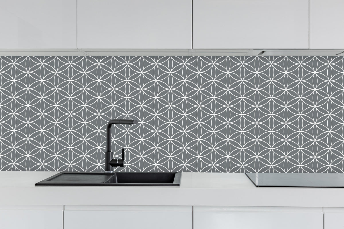 Küche - Geometrica Fiori Piombo hinter weißen Hochglanz-Küchenregalen und schwarzem Wasserhahn