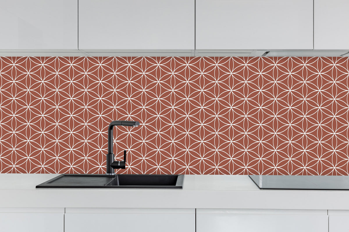Küche - Geometrica Fiori Ruggine hinter weißen Hochglanz-Küchenregalen und schwarzem Wasserhahn