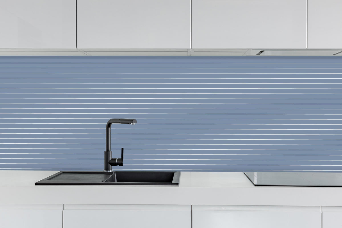 Küche - Geometrica Orizzontale Azzurro polvere hinter weißen Hochglanz-Küchenregalen und schwarzem Wasserhahn
