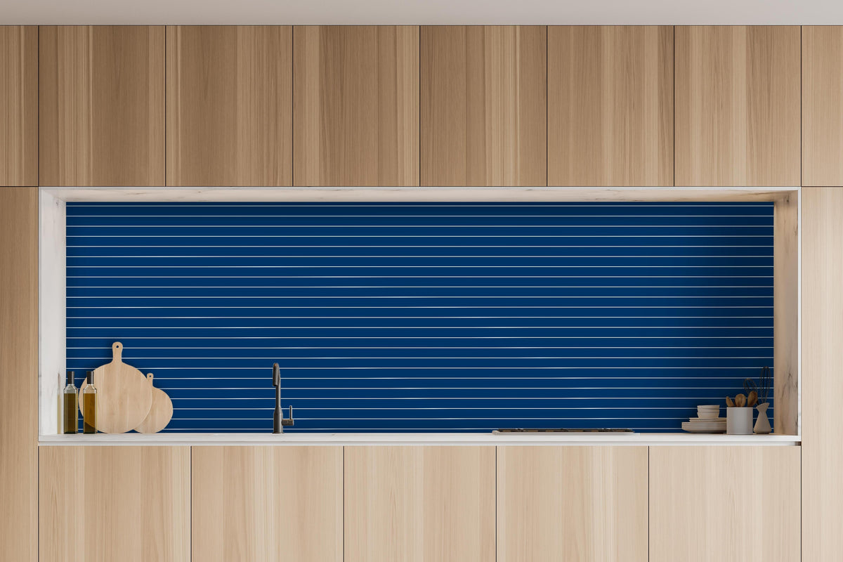 Küche - Geometrica Orizzontale Blu notte hinter weißen Hochglanz-Küchenregalen und schwarzem Wasserhahn