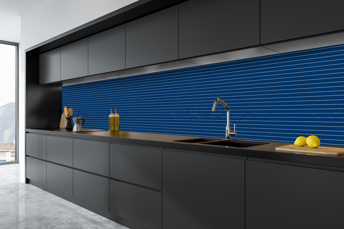 Küche - Geometrica Orizzontale Blu notte hinter weißen Hochglanz-Küchenregalen und schwarzem Wasserhahn