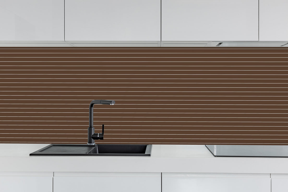 Küche - Geometrica Orizzontale Caffè hinter weißen Hochglanz-Küchenregalen und schwarzem Wasserhahn