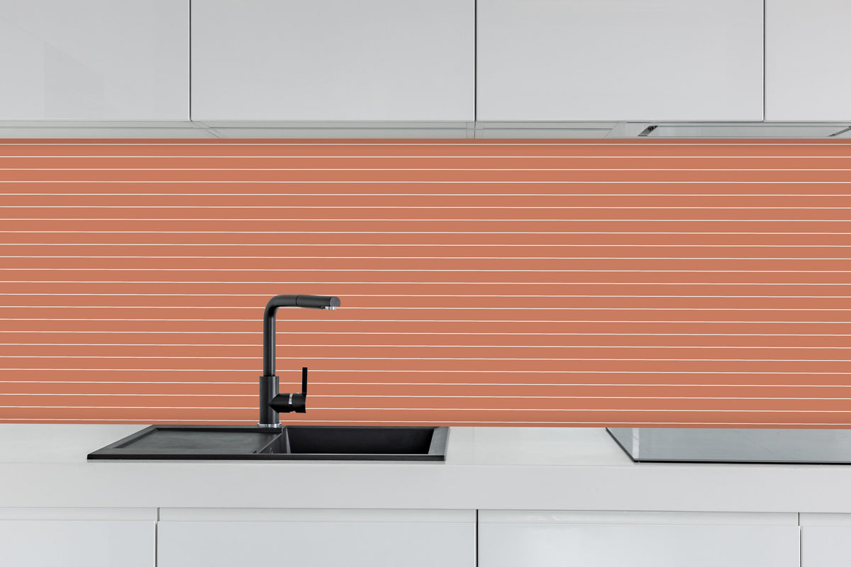 Küche - Geometrica Orizzontale Terracotta hinter weißen Hochglanz-Küchenregalen und schwarzem Wasserhahn