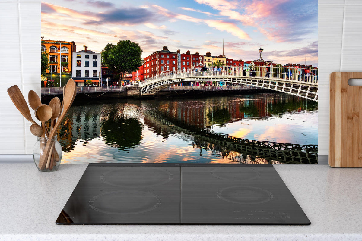 Küche - Ha Penny Bridge - Dublin hinter weißen Hochglanz-Küchenregalen und schwarzem Wasserhahn