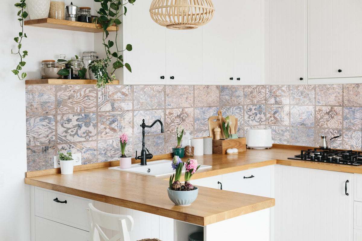 Küche - Altes blau-braun Patchwork Motiv in lebendiger Küche mit bunten Blumen