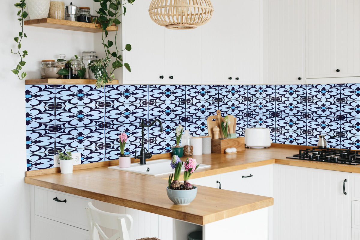 Küche - Bläulich traditionelles Mosaik Motiv in lebendiger Küche mit bunten Blumen