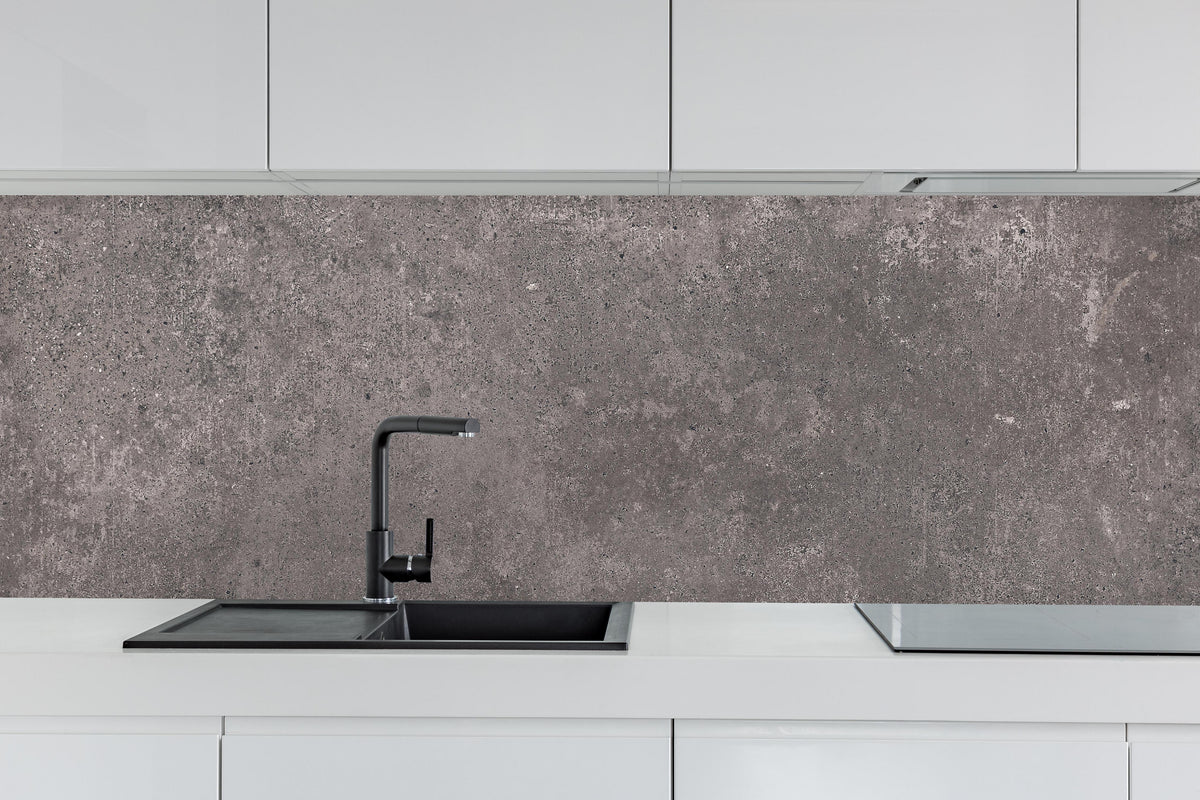 Küche - Bräunliche luxuriöse Marmortextur hinter weißen Hochglanz-Küchenregalen und schwarzem Wasserhahn