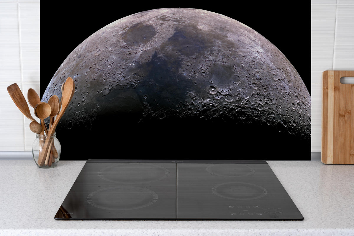 Küche - Detailreiches Bild einer Mondsichel hinter Cerankochfeld und Holz-Kochutensilien