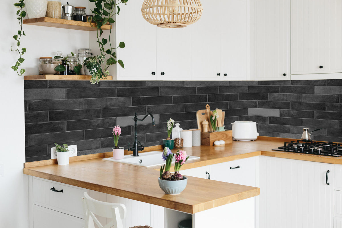Küche - Edle Schwarze Ziegel in lebendiger Küche mit bunten Blumen