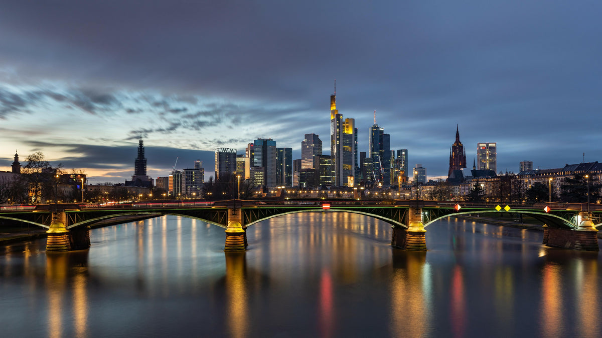 Küchenrückwand-Flussansicht in der Dämmerung von Frankfurt