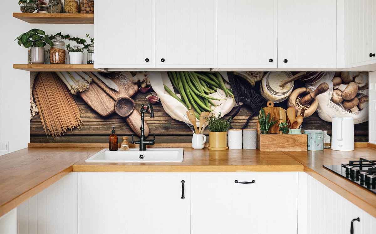 Küche - Gesund Kochen in weißer Küche hinter Gewürzen und Kochlöffeln aus Holz