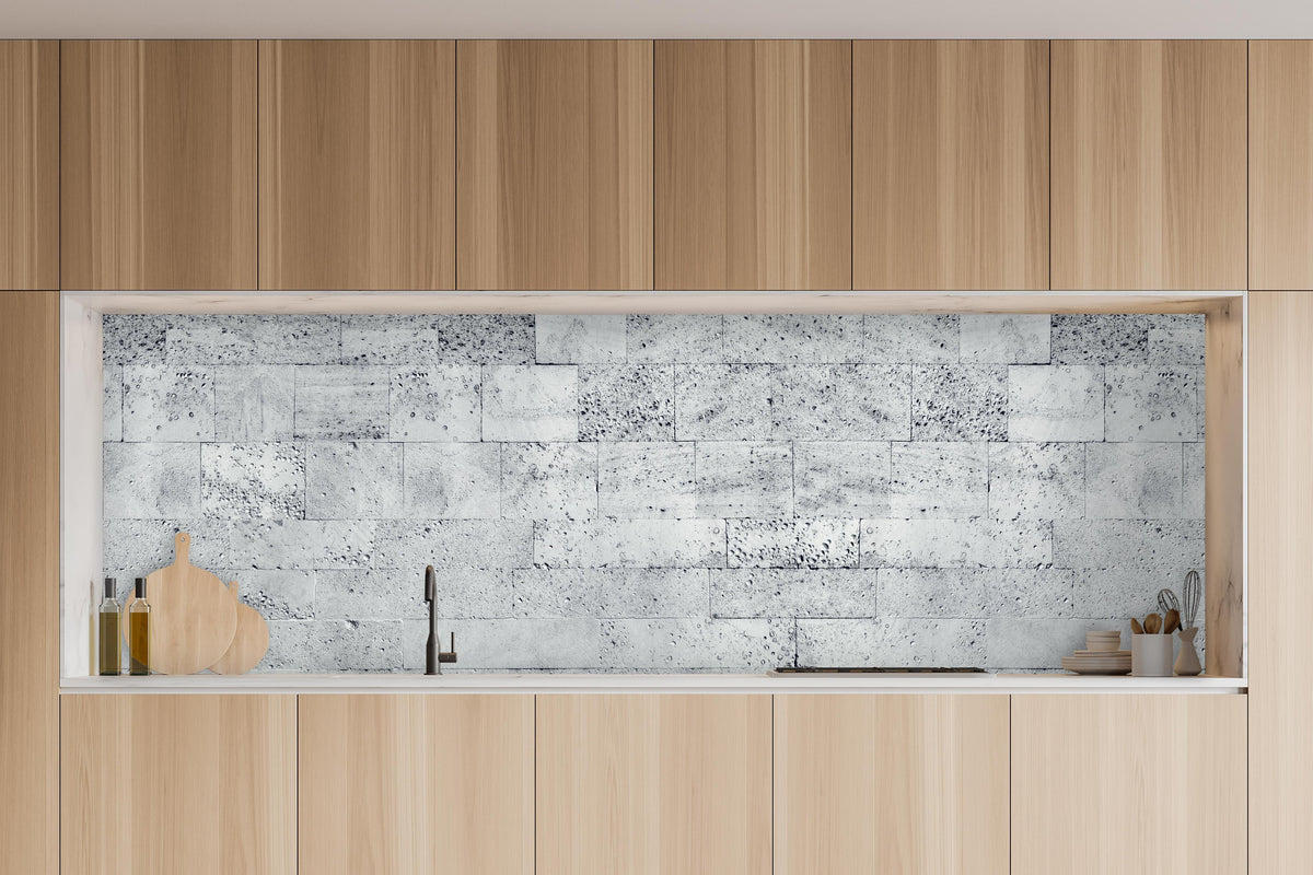 Küche - Gräuliche Tuffstein-Blockwand in charakteristischer Vollholz-Küche mit modernem Gasherd
