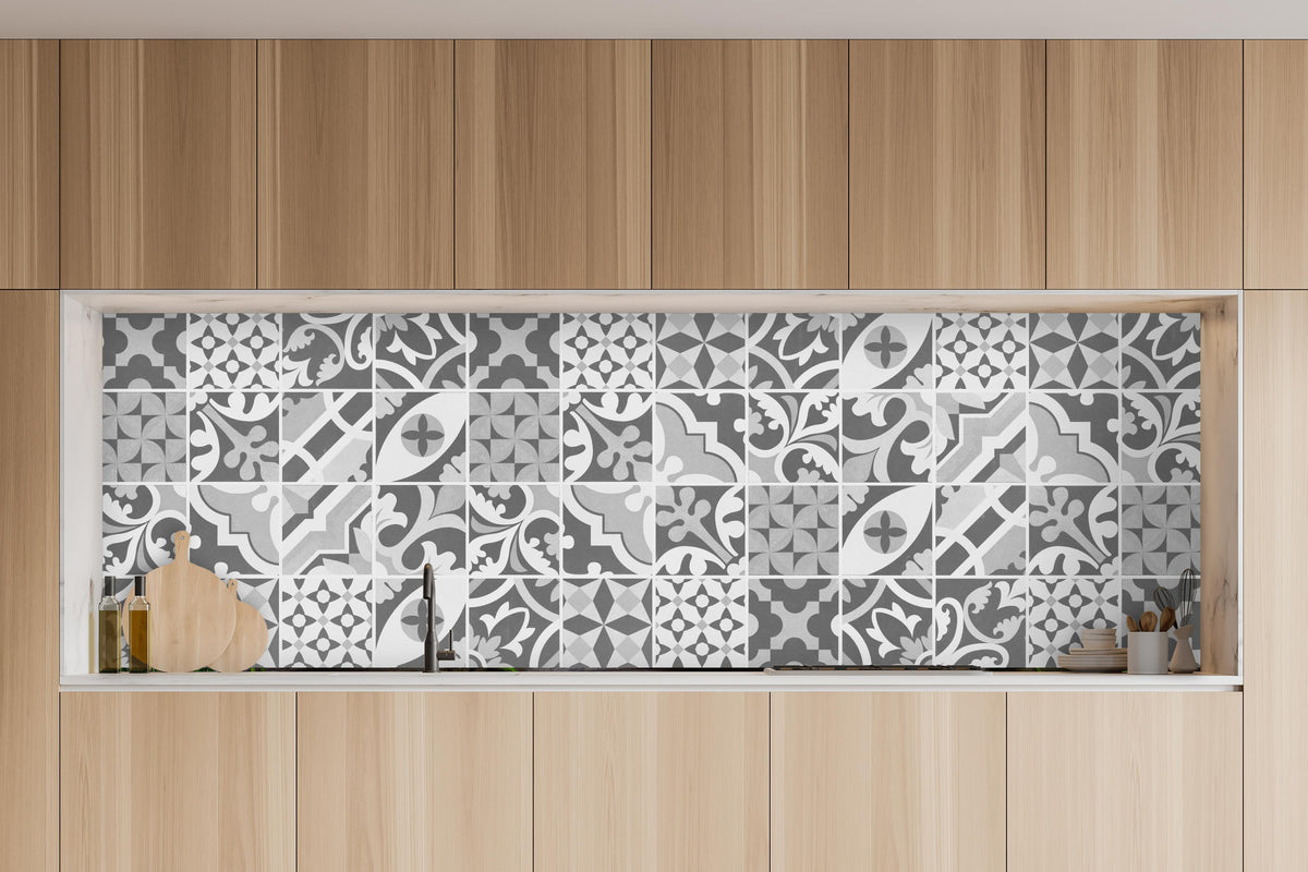 Küche - Grau-Weiß Vintage Mosaik in charakteristischer Vollholz-Küche mit modernem Gasherd