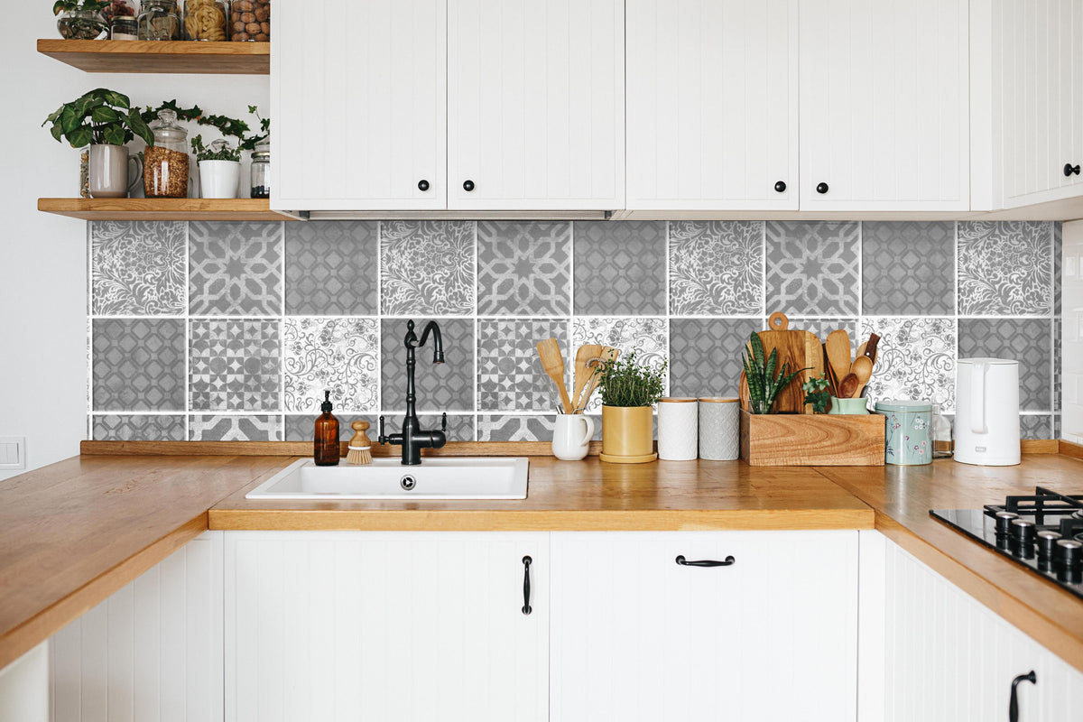 Küche - Grau weiße Vintage Mosaik Textur in weißer Küche hinter Gewürzen und Kochlöffeln aus Holz