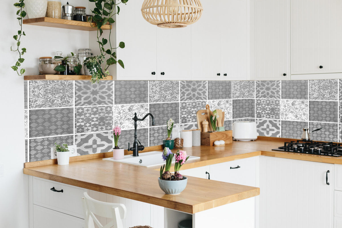 Küche - Grau weiße Vintage Mosaik Textur in lebendiger Küche mit bunten Blumen
