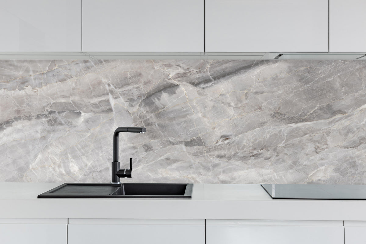 Küche - Grauer Marmor - Granit hinter weißen Hochglanz-Küchenregalen und schwarzem Wasserhahn