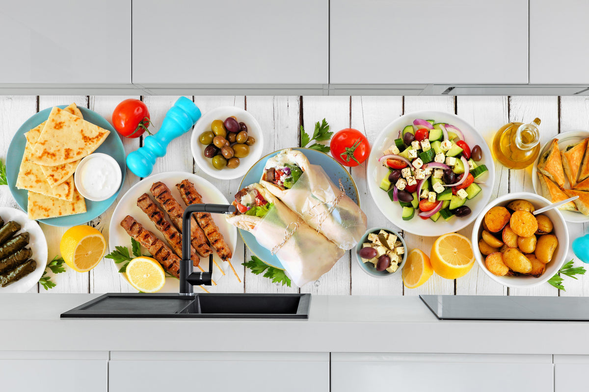 Küche - Griechisches Essen hinter weißen Hochglanz-Küchenregalen und schwarzem Wasserhahn