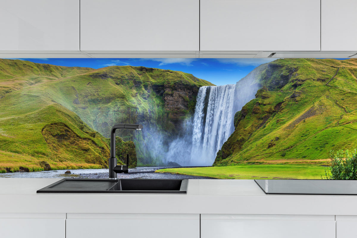 Küche - Kraftvoller Wasserfall hinter weißen Hochglanz-Küchenregalen und schwarzem Wasserhahn