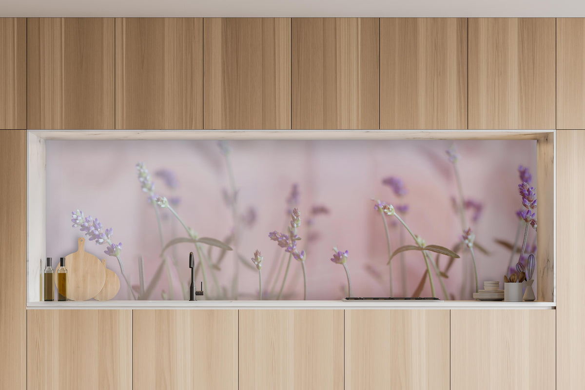 Küche - Lavendel in charakteristischer Vollholz-Küche mit modernem Gasherd