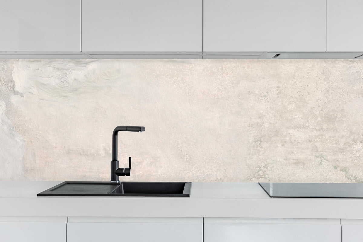 Küche - Marmor Stein Textur hinter weißen Hochglanz-Küchenregalen und schwarzem Wasserhahn