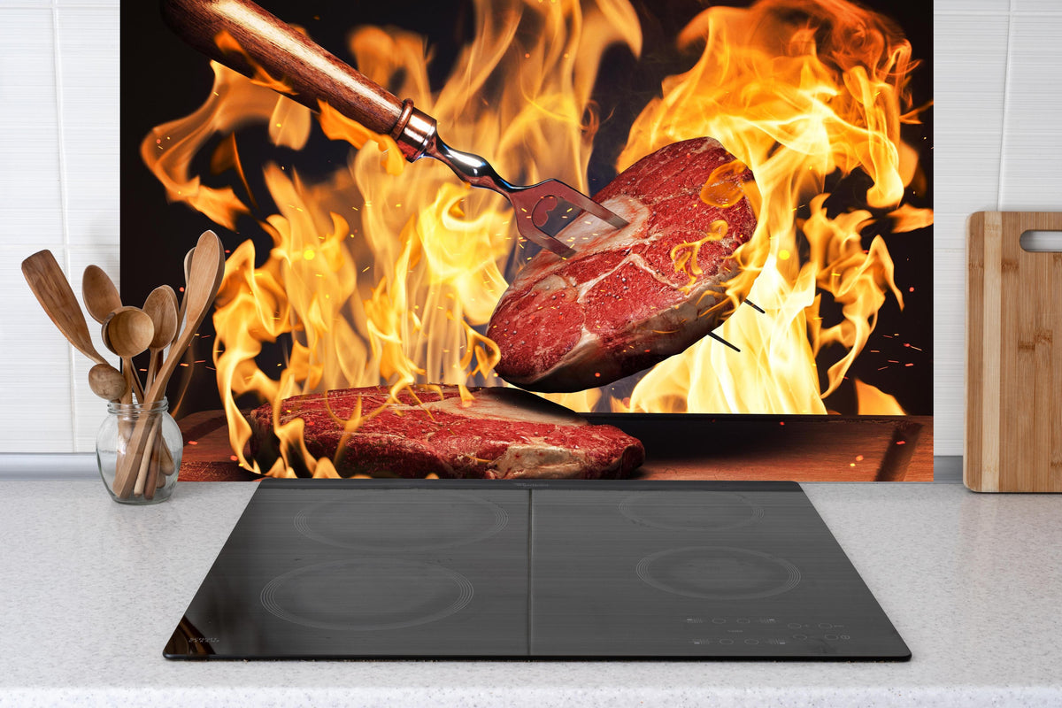Küche - Osso Bucco Steak hinter Cerankochfeld und Holz-Kochutensilien