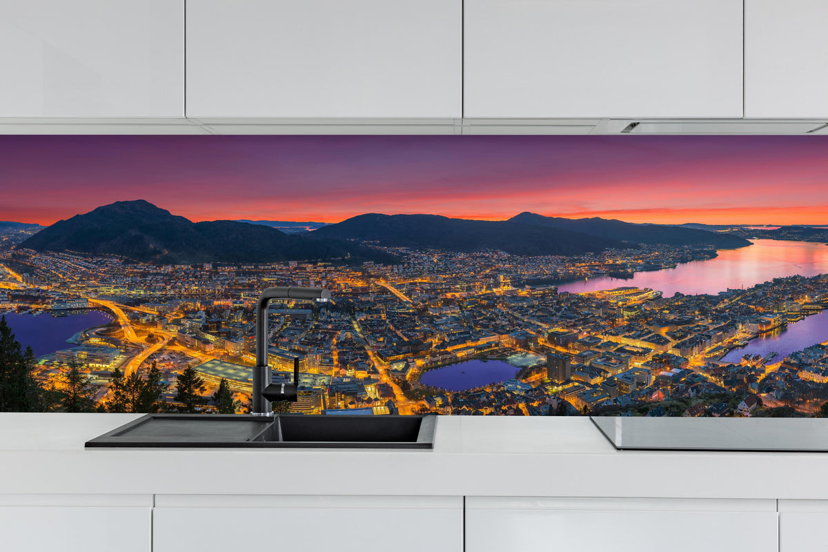 Küche - Panorama Floyen - Norwegen hinter weißen Hochglanz-Küchenregalen und schwarzem Wasserhahn