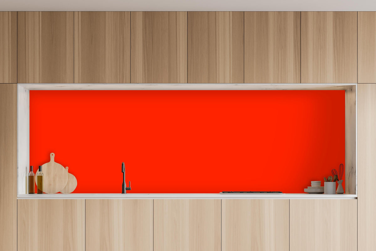 Küche - RAL 2005 (Leuchtendes Orange) hinter weißen Hochglanz-Küchenregalen und schwarzem Wasserhahn