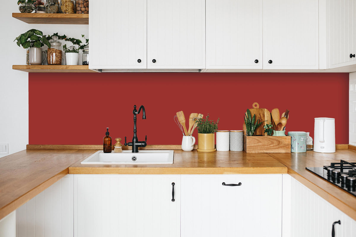 Küche - RAL 3013 (tomatenrot) in weißer Küche hinter Gewürzen und Kochlöffeln aus Holz